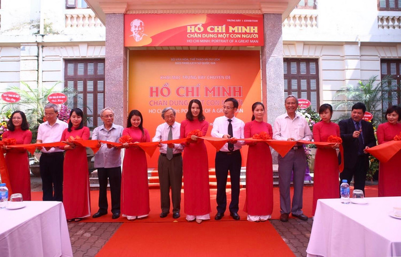 Các đại biểu cắt băng khai mạc Trưng bày. (Ảnh: Minh Quyết/TTXVN)