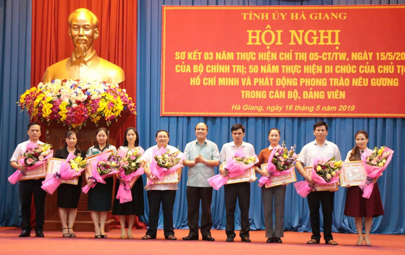 Trao Bằng khen cho các cá nhân xuất sắc. (Ảnh: Minh Tâm/Vietnam+)