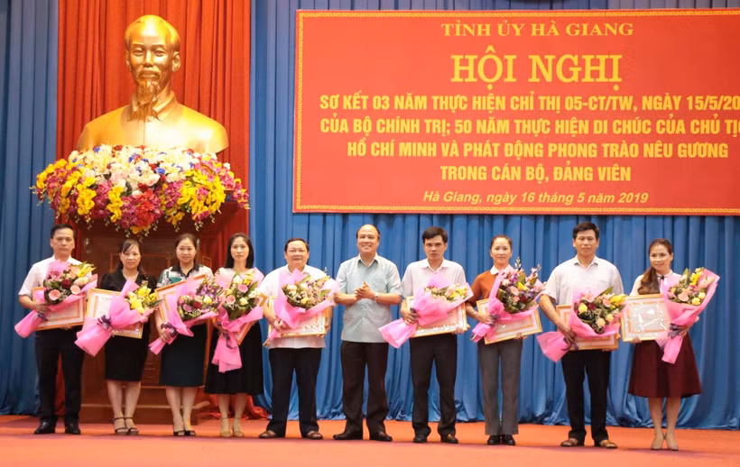 Trao Bằng khen cho các cá nhân xuất sắc. (Ảnh: Minh Tâm/Vietnam+)