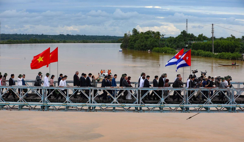 Đoàn đại biểu Cuba thăm cầu Hiền Lương thuộc Khu du tích quốc gia đặc biệt Đôi bờ Hiền Lương-Bến Hải (huyện Vĩnh Linh). (Ảnh: Thanh Tùng/TTXVN)