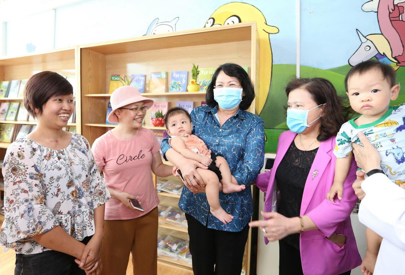 Phó Chủ tịch nước Đặng Thị Ngọc Thịnh thăm và động viên các bệnh nhi ung thư đang điều trị tại Bệnh viện K cơ sở Tân Triều. (Ảnh: Dương Giang/TTXVN)