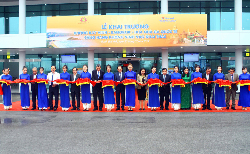 Cắt băng khai trương đường bay Vinh-Bangkok và đưa nhà ga quốc tế Cảng hàng không quốc tế Vinh vào khai thác. (Ảnh: Tá Chuyên/TTXVN)