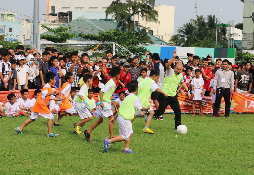 Huấn luyện viên Park Hang-seo trực tiếp tham gia đá bóng cùng các cầu thủ nhí tỉnh An Giang. (Ảnh: Công Mạo/TTXVN)