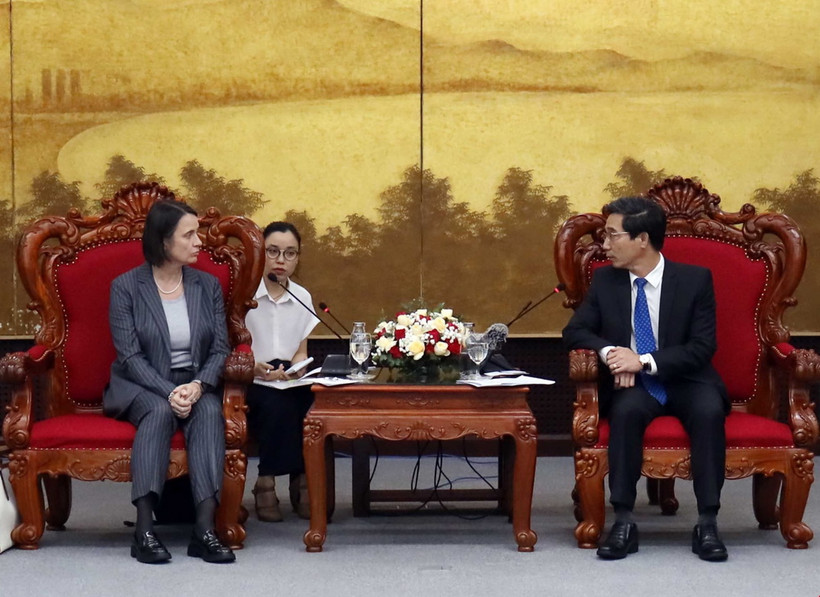 Phó Chủ tịch UBND thành phố Đà Nẵng Trần Chí Cường tiếp bà Emmanuelle Pavillon- Grosser, Tổng Lãnh sự Pháp tại Thành phố Hồ Chí Minh. (Ảnh: Trần Lê Lâm/TTXVN)