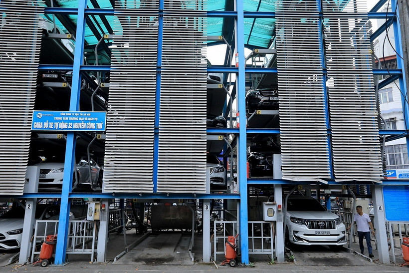 Mỗi lái xe chỉ mất 2-3 phút để đưa xe di chuyển vào trong cũng như ra ngoài bãi đỗ tại các bãi đỗ xe thông minh. (Ảnh: Tuấn Anh/TTXVN)