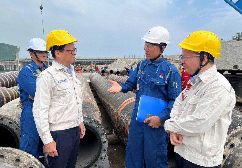 Lãnh đạo Công ty Cổ phần lọc hóa dầu Bình Sơn kiểm tra bảo dưỡng nhà máy. (Ảnh: TTXVN)