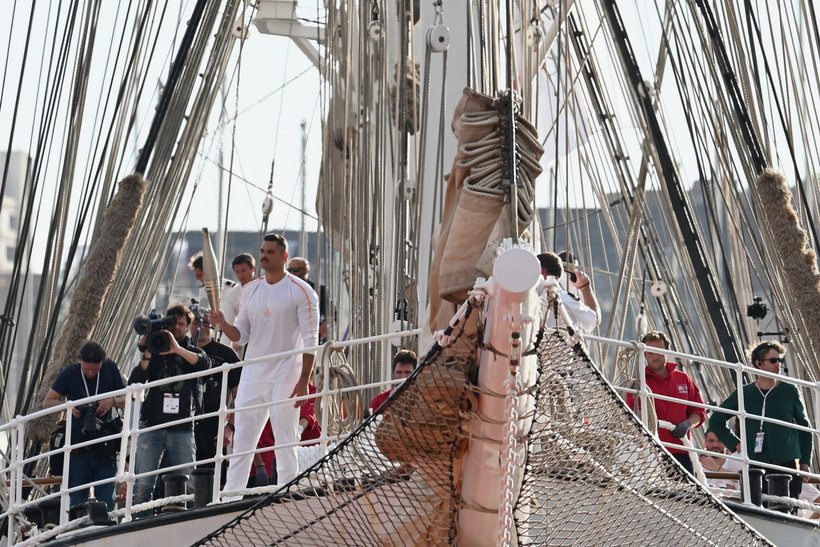 Nhà vô địch Olympic nội dung bơi 50m nam Florent Manaudou vinh dự rước đuốc Olympic Paris 2024 từ tàu Belem lên đất liền. (Ảnh: THX/TTXVN)