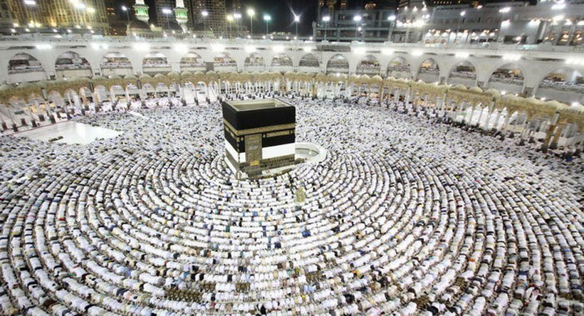 Các tín đồ Hồi giáo cầu nguyện tại Đền thờ Lớn ở thánh địa Mecca, Saudi Arabia, trong lễ hành hương Hajj. (Ảnh: IRNA/TTXVN)