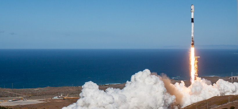 Tên lửa đẩy Falcon 9 của Công ty vũ trụ SpaceX mang theo vệ tinh trinh sát quân sự đầu tiên của Hàn Quốc rời bệ phóng tại Căn cứ Lực lượng vũ trụ Vanderberg ở bang California (Mỹ) ngày 1/12/2023. (Ảnh: YONHAP/TTXVN) 