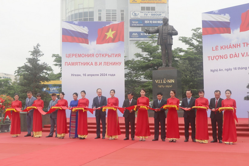 Lãnh đạo tỉnh Nghệ An, tỉnh Ulyanovsk và Đại sứ Đặc mệnh toàn quyền Liên bang Nga tại Việt Nam thực hiện nghi thức cắt băng khánh thành tượng V.I.Lenin. (Ảnh: Xuân Tiến/TTXVN)