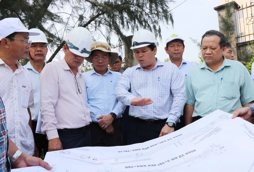Phó Chủ tịch UBND tỉnh Quảng Ngãi Trần Phước Hiền chỉ đạo gỡ vướng mặt bằng dự án Dự án đường giao thông trục chính nối trung tâm phía Bắc và phía Nam đô thị Vạn Tường. (Ảnh: Phạm Cường/TTXVN)