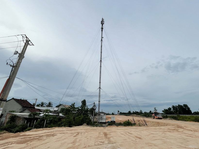 Cao tốc Quảng Ngãi-Hoài Nhơn đoạn Km0+600 qua xã Nghĩa Kỳ, huyện Tư Nghĩa còn vướng trạm BTS khó khăn việc thi công nền đường. (Ảnh: Phạm Cường/TTXVN)