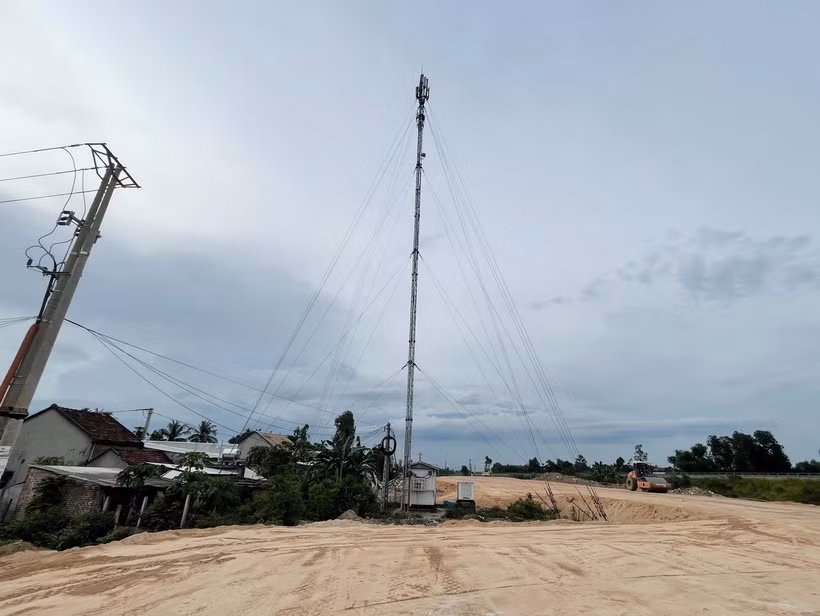 Cao tốc Quảng Ngãi-Hoài Nhơn đoạn Km0+600 qua xã Nghĩa Kỳ, huyện Tư Nghĩa còn vướng trạm BTS khó khăn việc thi công nền đường. (Ảnh: Phạm Cường/TTXVN)