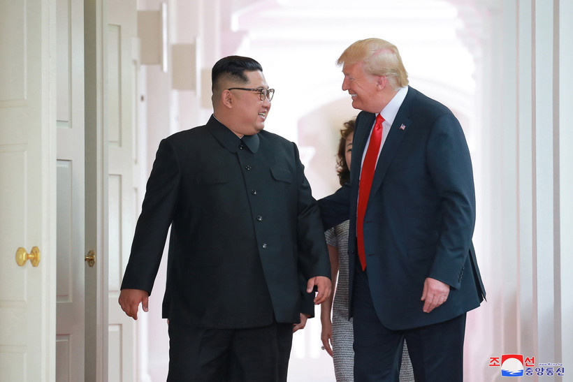Trong ảnh (do Hãng thông tấn Trung ương Triều Tiên đăng phát): Nhà lãnh đạo Triều Tiên Kim Jong-un (trái) trong cuộc gặp thượng đỉnh với Tổng thống Mỹ Donald Trump tại Singapore ngày 12/6/2018. (Nguồn: EPA/TTXVN)