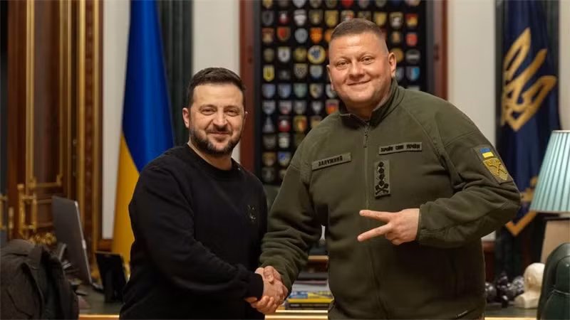 Tổng thống Ukraine Volodymyr Zelensky và ông Valery Zaluzhny tại Kiev, ngày 8/2. (Ảnh: Reuters)
