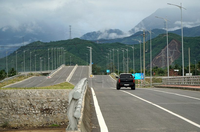 Cầu vượt trên tuyến đường Vành đai phía Tây 2 qua đường tránh Hải Vân-Túy Loan (huyện Hòa Vang, thành phố Đà Nẵng). Ảnh: Quốc Dũng/TTXVN)