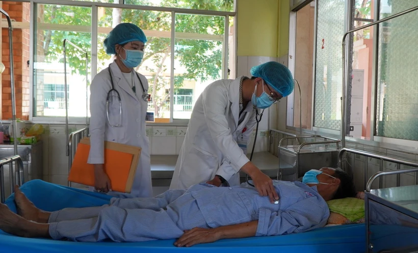 Bác sỹ thăm khám cho bệnh nhân đang điều trị lao. (Ảnh: Nhựt An/TTXVN)