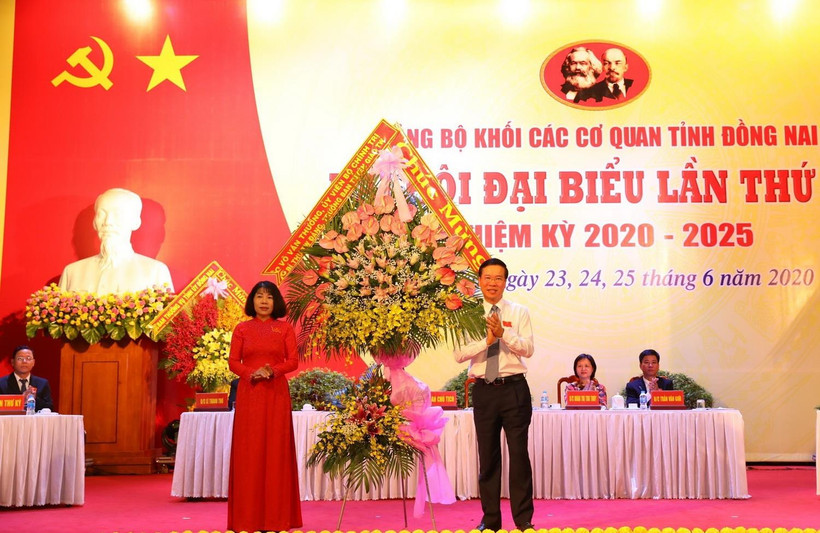 Trưởng Ban Tuyên Giáo Trung ương Võ Văn Thưởng tặng hoa chúc mừng Đại hội. (Ảnh: Công Phong/TTXVN)