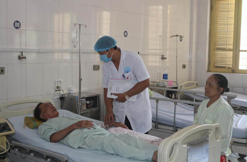 Một bệnh nhân bị sốc nhiệt đang được điều trị. (Ảnh: Nguyễn Chinh/TTXVN)