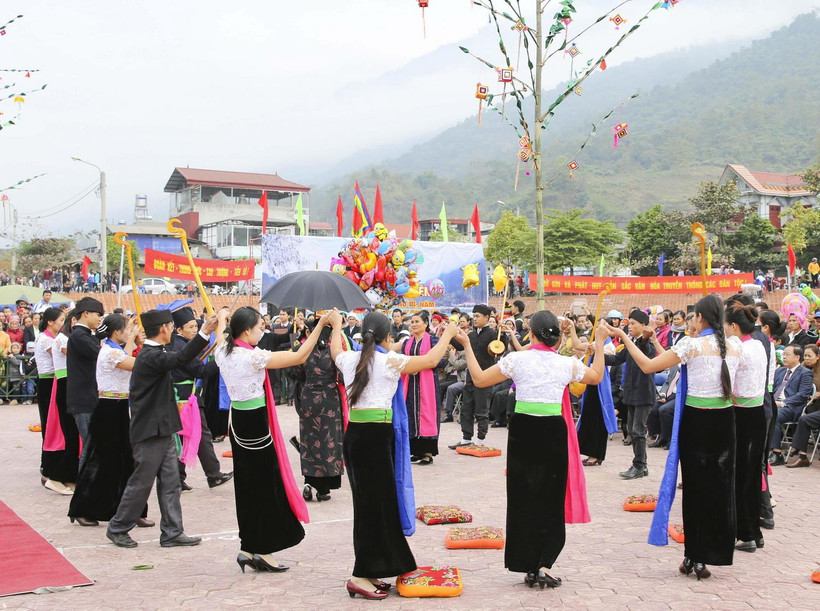 Người dân tộc Thái trắng trong bộ trang phục truyền thống thực hiện vòng xòe. (Ảnh: Xuân Tư/TTXVN)