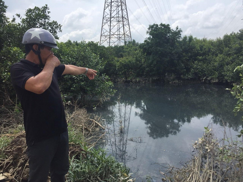Tình trạng ô nhiễm nghiêm trọng do doanh nghiệp xả thải tại khu vực nhánh sông Vàm Hương Mỹ, khu phố Phú Hà, phường Mỹ Xuân, thị xã Phú Mỹ. (Ảnh: Hoàng Nhị/TTXVN) 