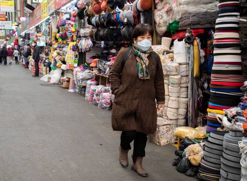 Người dân mua sắm tại một khu chợ ở Daegu, Hàn Quốc ngày 16/3 vừa qua. (Ảnh: THX/TTXVN)