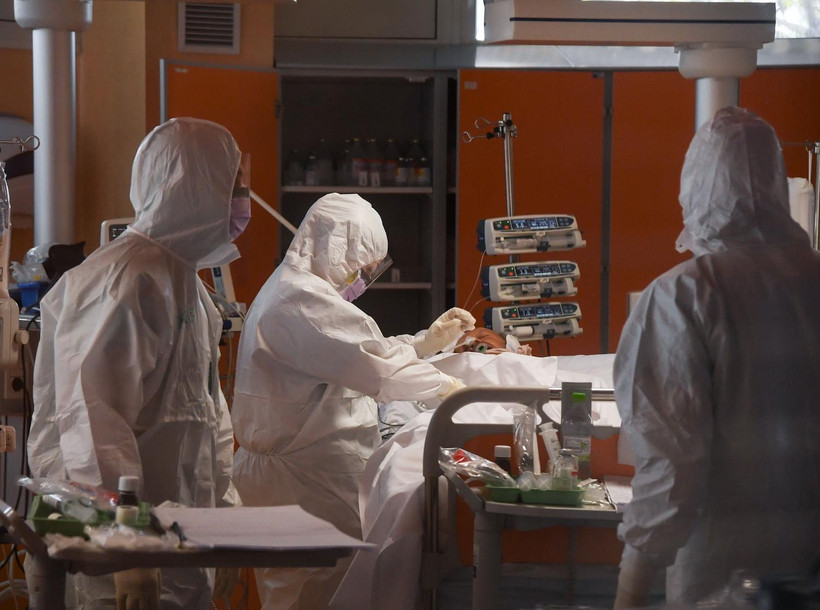 Nhân viên y tế điều trị cho bệnh nhân nhiễm COVID-19 tại Rome, Italy ngày 25/3 vừa qua. (Ảnh: THX/TTXVN)