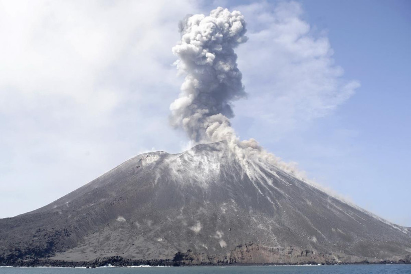 Núi lửa Anak Krakatau phun tro bụi, nhìn từ đảo Rakata, Nam Lampung, Indonesia. (Ảnh: AFP/TTXVN)