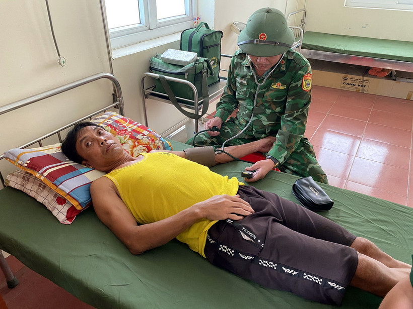 Quân y Đồn Biên phòng Cửa khẩu Cảng Gianh thăm khám sức khỏe cho ngư dân Nguyễn Văn Quang. (Ảnh: TTXVN phát)