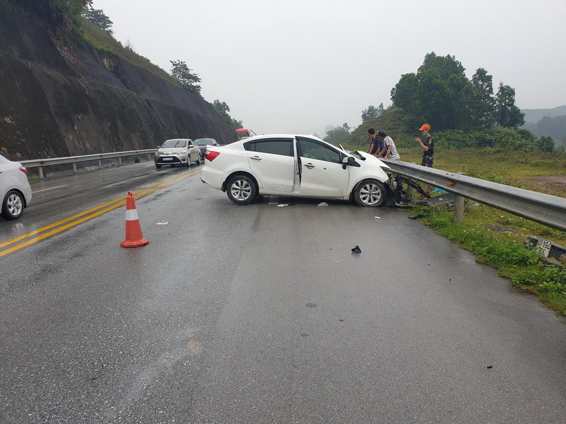 Vụ tai nạn giao thông trên đường Cao tốc Nội Bài–Lào Cai, thuộc địa phận xã Tân Hợp, huyện Văn Yên, tỉnh Yên Bái giữa 3 xe ôtô làm 2 người bị thương xảy ra vào lúc 8 giờ 20 phút ngày 1/5. (Ảnh: Tuấn Anh/TTXVN)