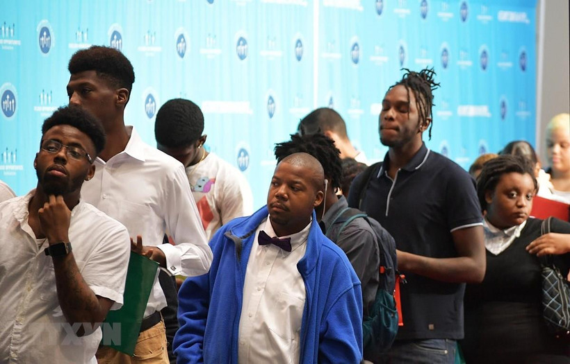 Người lao động xếp hàng chờ xin việc làm tại Washington, DC, Mỹ. (Ảnh: AFP/TTXVN)