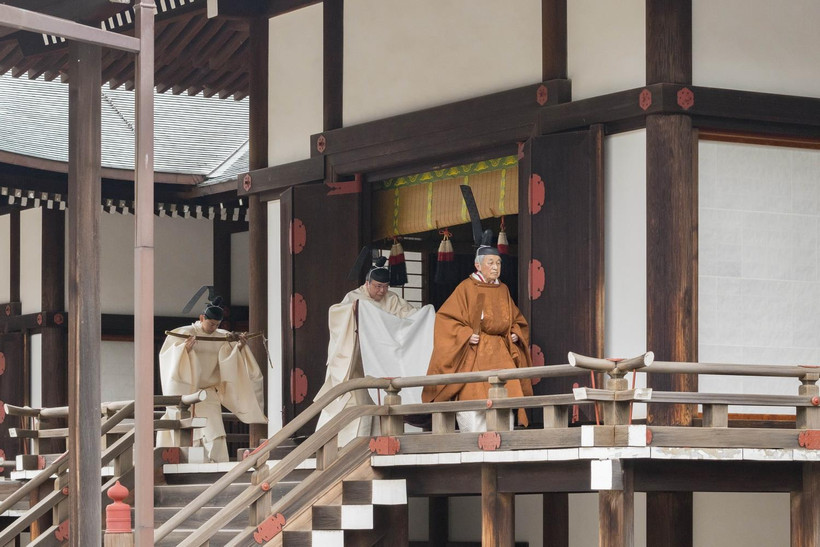 Nhật Hoàng Akihito (phải) rời khỏi ngôi đền Hoàng gia Kashikodokoro sau một nghi lễ trong lễ thoái vị, tại Tokyo ngày 30/4. (Ảnh: AFP/TTXVN) 