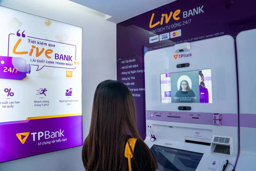 Khách hàng cập nhập khuôn mặt. (Nguồn: TPBank)