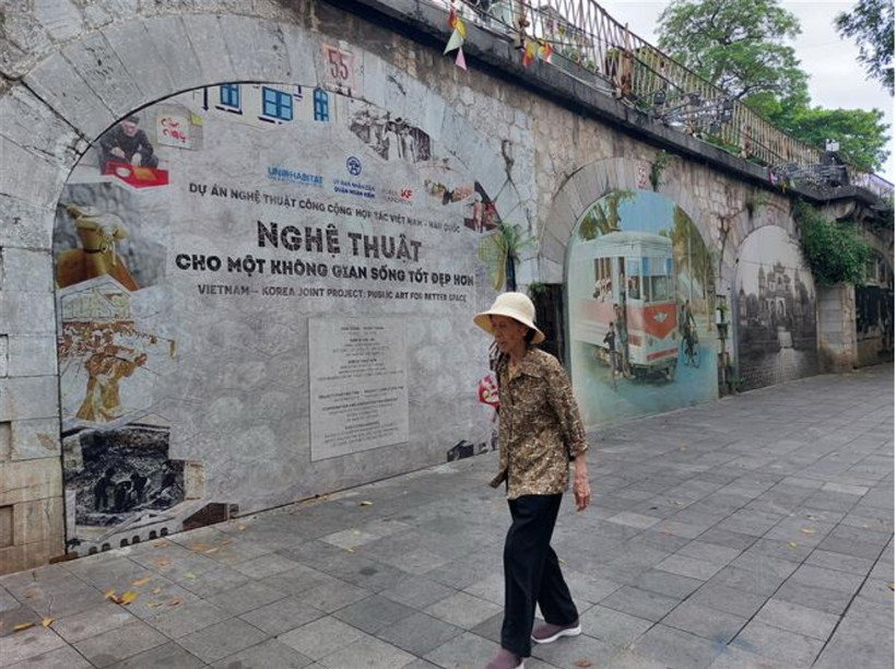 Hoạt động sáng tạo biến các vòm cầu đường sắt Phùng Hưng thành phố bích họa. (Ảnh: Đinh Thuận/TTXVN)