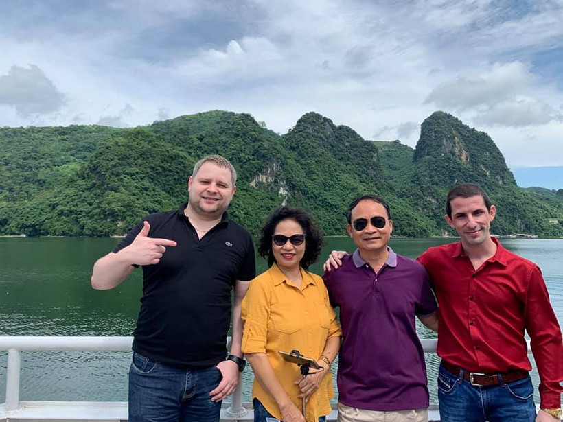 Khách du lịch nước ngoài tham quan hồ du lịch Hòa Bình bằng tàu thủy. (Ảnh: Vietnam+)