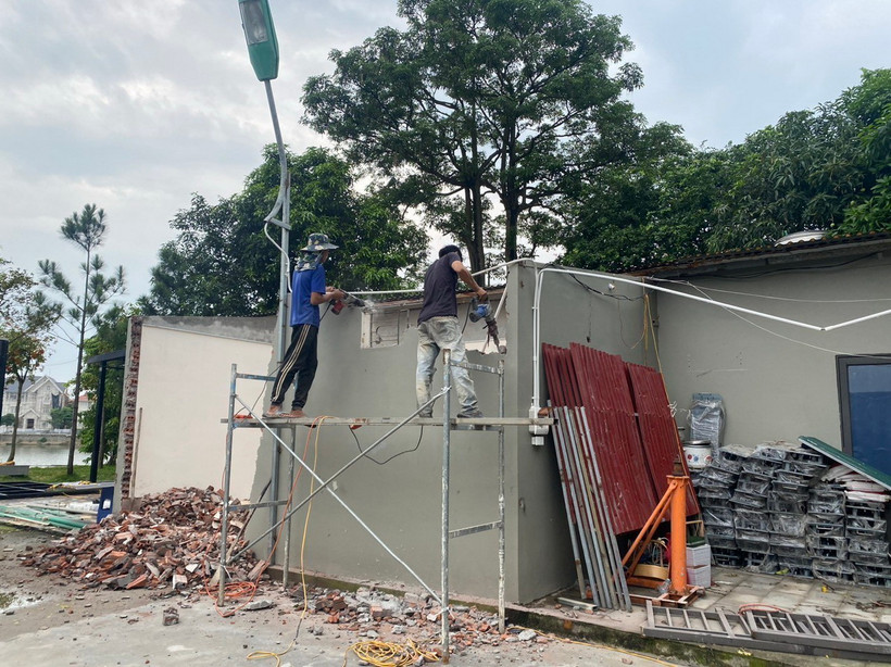 Người dân tự giác tháo dỡ công trình xây dựng vi phạm ven hồ Đầm Vạc. (Ảnh: Nguyễn Thảo/TTXVN)