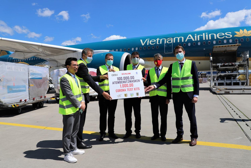 Đại sứ Việt Nam tại CHLB Đức Nguyễn Minh Vũ - thứ hai từ phải sang - tại lễ trao tặng khẩu trang. (Ảnh: Anh Đức/TXVN)