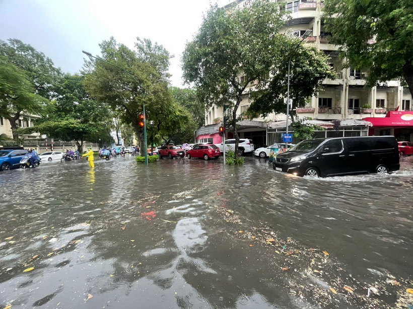 Các phương tiện gặp nhiều khó khăn khi di chuyển qua ngã tư Lý Thường Kiệt-Phan Bội Châu sau cơn mưa như trút sáng 5/6. (Ảnh: An Đăng/TTXVN)