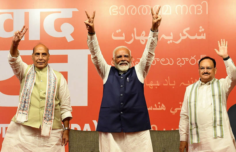 Thủ tướng Ấn Độ Narendra Modi (giữa) cùng các lãnh đạo Liên minh Dân chủ quốc gia (NDA) do đảng Nhân dân Ấn Độ (BJP) đứng đầu, mừng chiến thắng của NDA tại New Delhi. (Ảnh: AA/TTXVN)