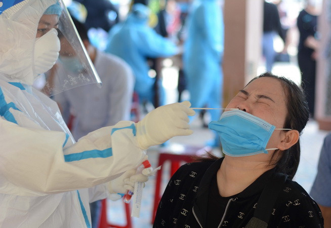 Nhân viên y tế lấy mẫu xét nghiệm COVID-19. (Ảnh: Văn Dũng/TTXVN)