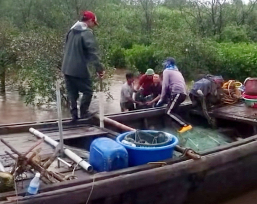 Thi thể của nạn nhân được các ngư dân đi đánh bắt hải sản phát hiện. (Ảnh: TTXVN phát)