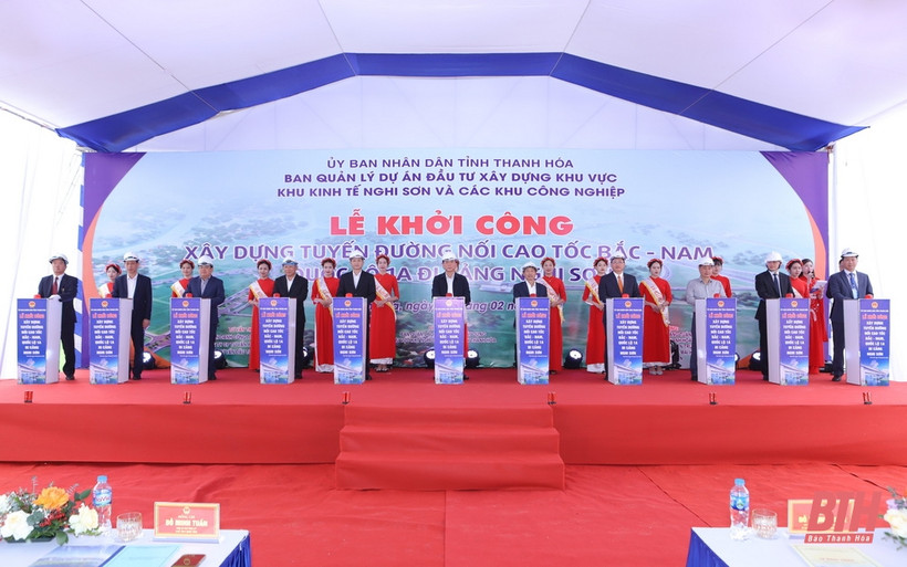Các đại biểu thực hiện nghi thức khởi công dự án đường nối cao tốc Bắc-Nam, Quốc lộ 1A đi cảng Nghi Sơn. (Nguồn: Báo Thanh Hóa)