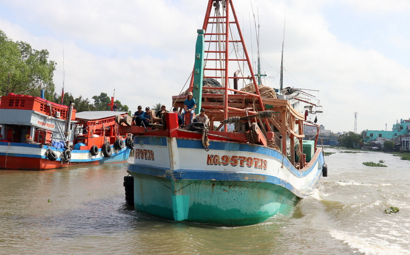 Tàu cá của ngư dân huyện Châu Thành (Kiên Giang) xuất hành ra khơi chuyến biển đầu Năm mới 2024. (Ảnh: Lê Huy Hải/TTXVN)