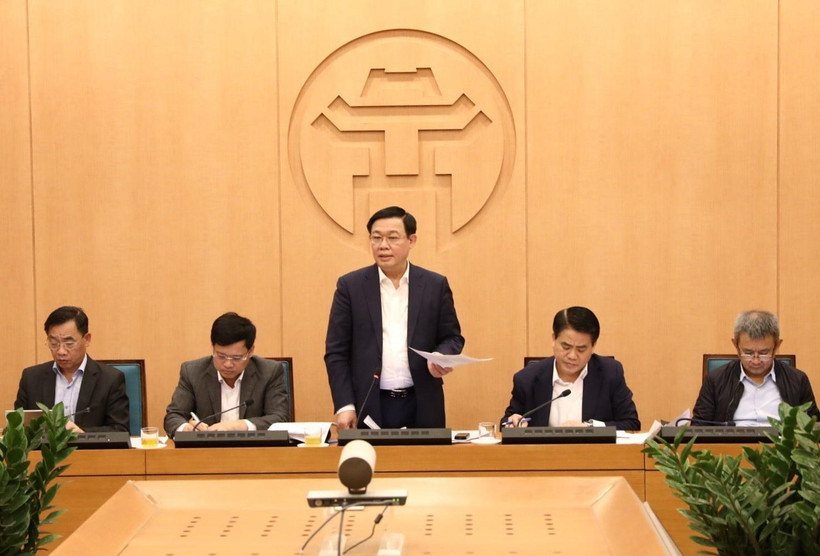 Bí thư Thành ủy Hà Nội Vương Đình Huệ phát biểu tại buổi họp khẩn cấp tối 6/3. (Ảnh: Văn Điệp/TTXVN)