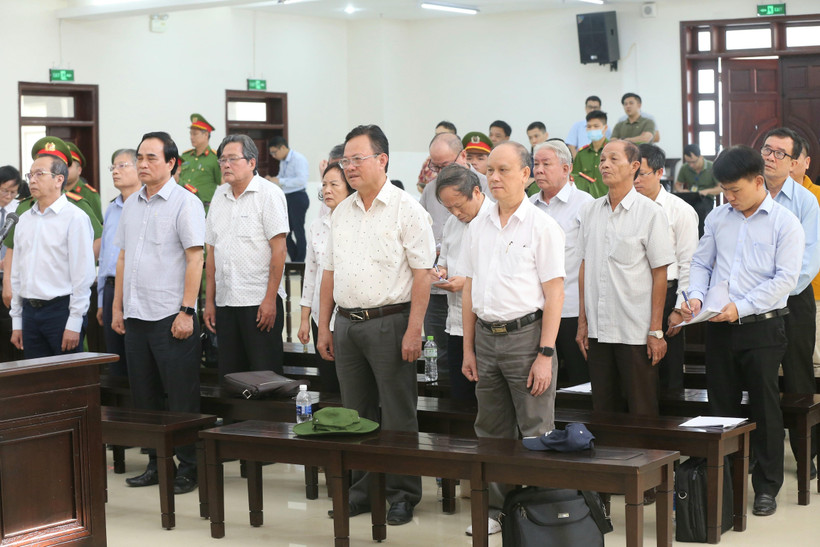 Các bị cáo nghe tòa tuyên án. (Ảnh: Doãn Tấn/TTXVN)