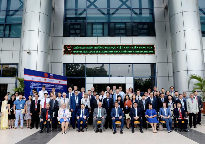 Lãnh đạo các trường đại học Việt Nam - Liên bang Nga tham dự Diễn đàn. (Ảnh: Việt Hà/TTXVN)