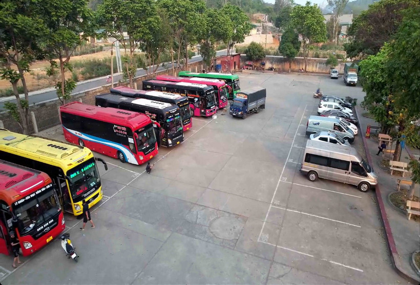 Các tuyến đi liên tỉnh từ Bình Định trở ra phía miền Trung, miền Bắc, mức phụ thu tối đa không quá 60% giá cước hiện hành. (Ảnh: Quang Quyết/TTXVN)