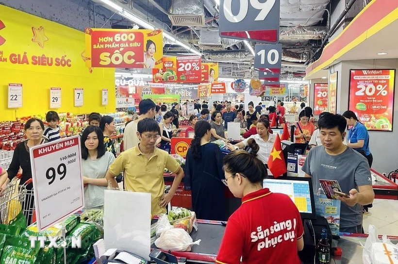 Người dân mua sắm hàng hóa tại siêu thị Winmart. (Ảnh: Trần Việt/TTXVN)