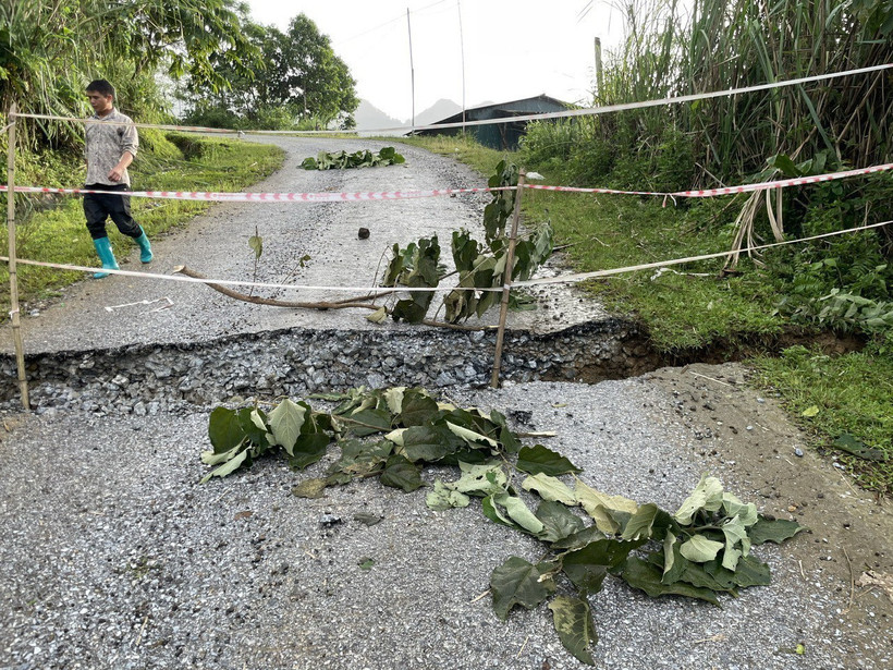 Đường giao thông ĐT257B đoạn qua thôn Khuổi Luông, xã Khang Ninh đã bị đứt gẫy sâu. (Ảnh: TTXVN phát)