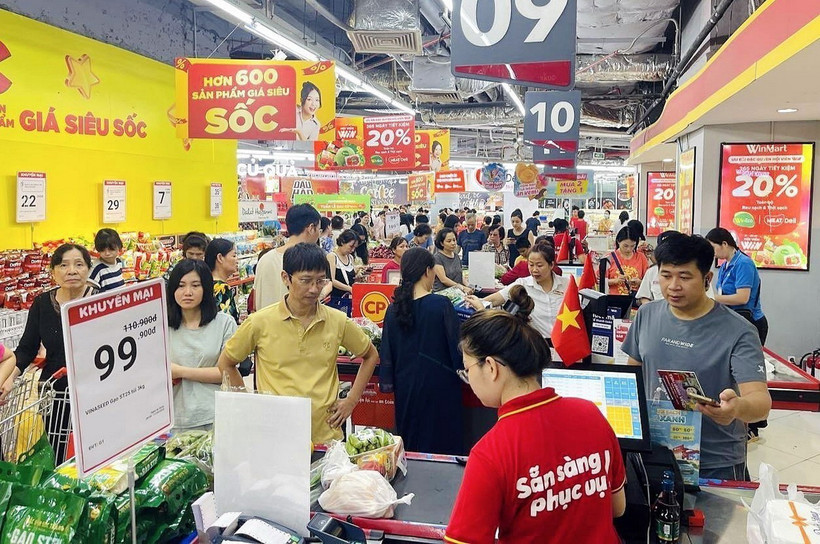 Người dân mua sắm hàng hóa tại siêu thị Winmart. (Ảnh: Trần Việt/TTXVN)